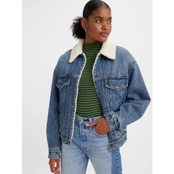 Levi's Women's Medium Wash Sherpa Trucker Jacket - Picture 2 of 9